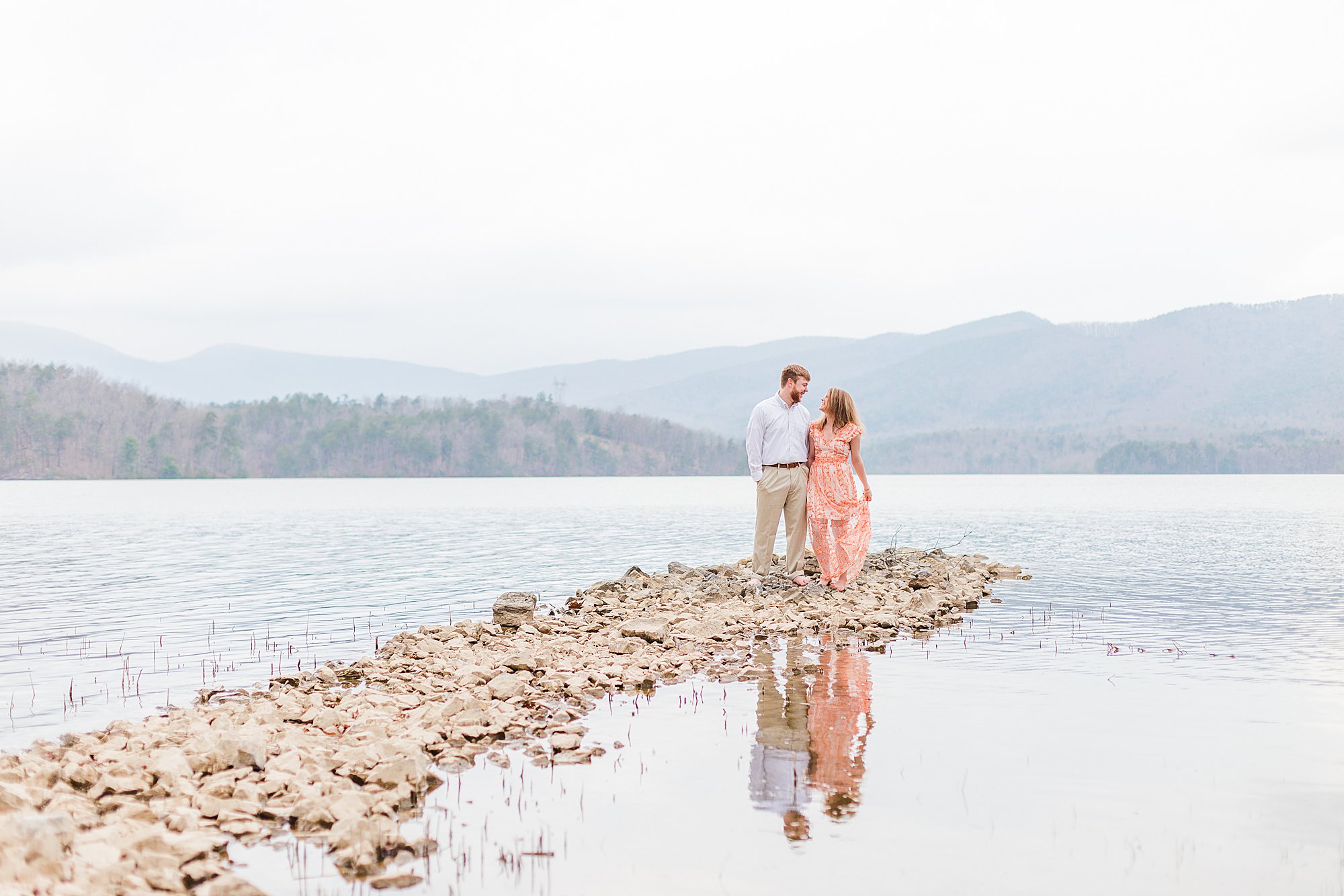 Engagement photos by lake in Charlottesville, VA>