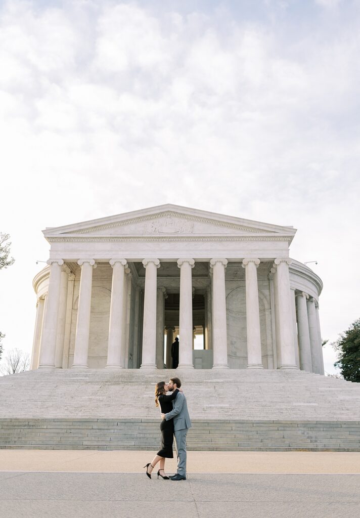 Engagement session at Jefferson Memorial.