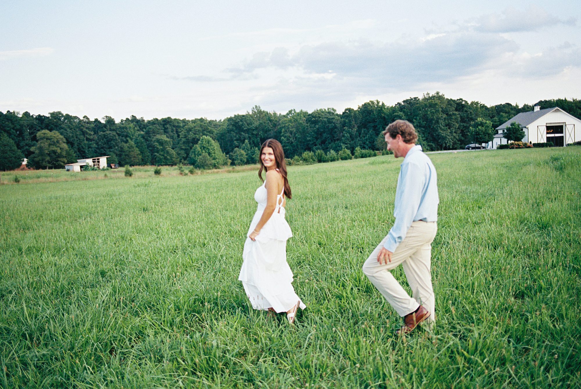 Outdoor Richmond engagement photos.